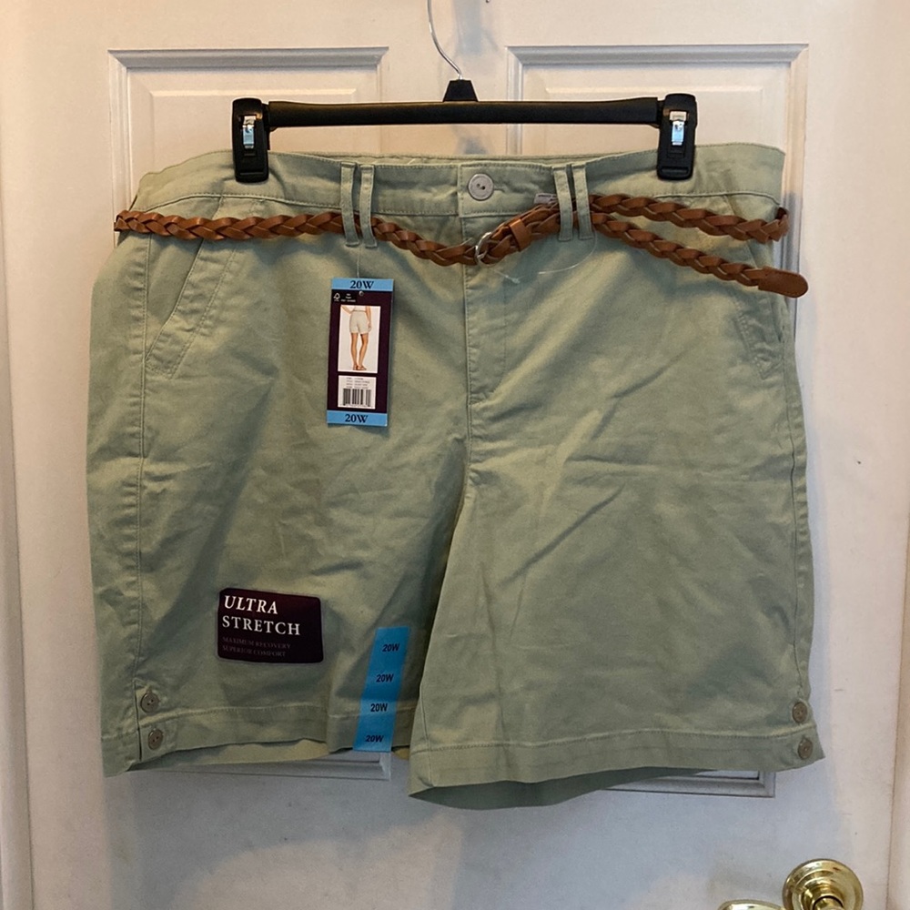 Gloria Vanderbilt Short size 20W NWT